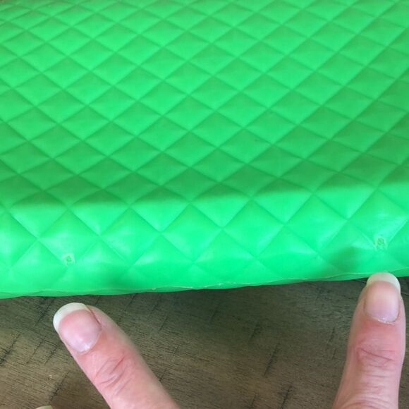 Up cycled ♻️ Neon Green Quilt Look 👀 Purse Gold front clasp reused plastic♻️ - Picture 14 of 17